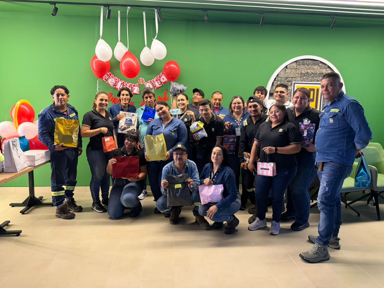 Equipo de MPI Logística posando con regalos en la celebración de amor y amistad en la sede
