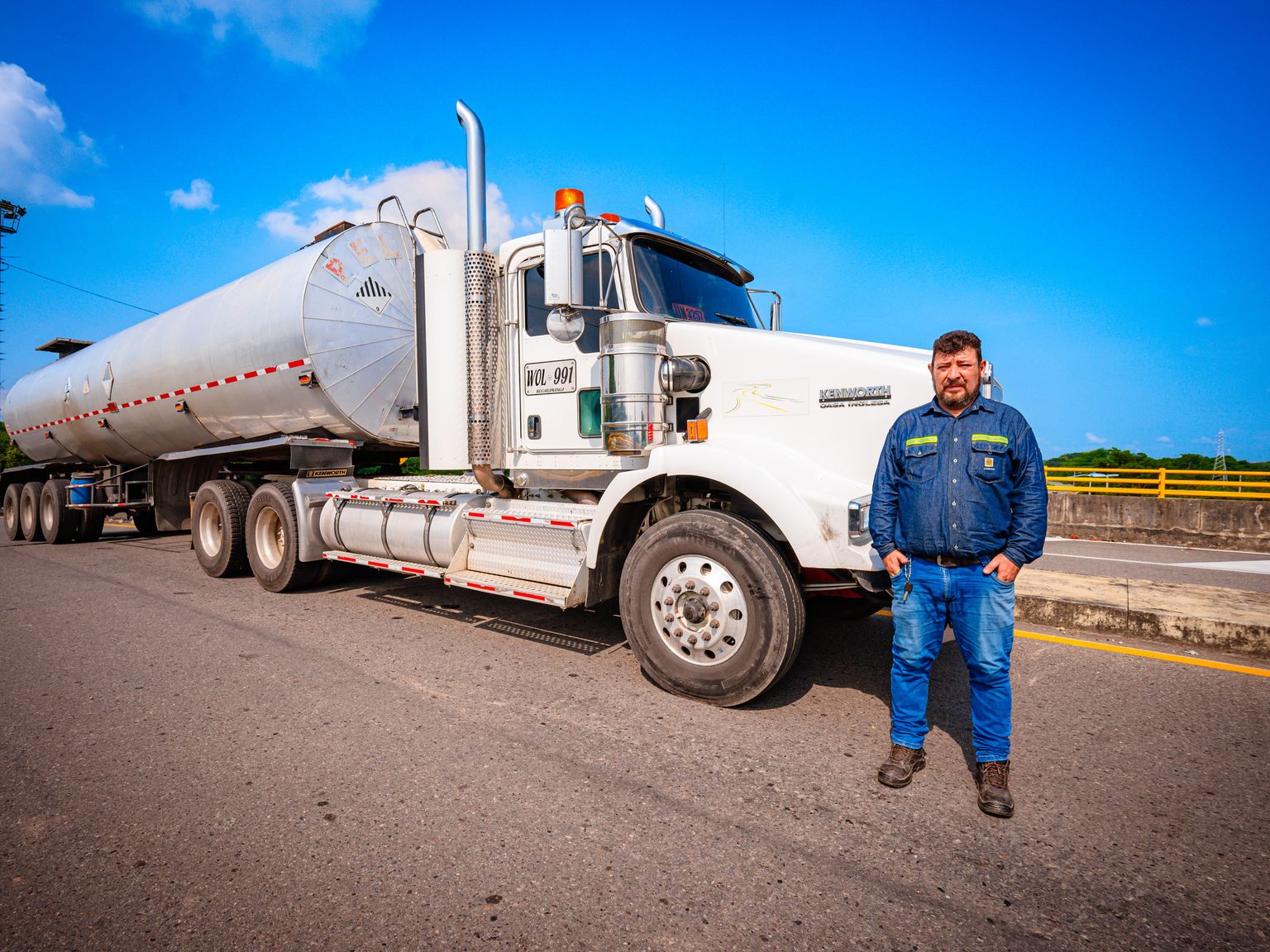 Conductor de MPI Logística junto a su tractocamión