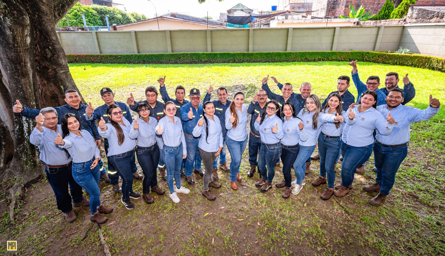 Equipo de trabajo de MPI Logística frente a la flota